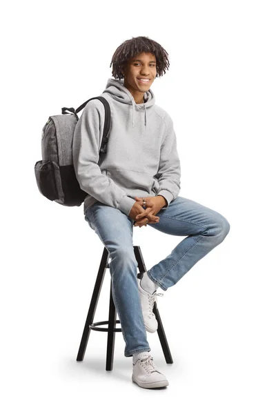 Afrykański Amerykański Student Plecakiem Siedzącym Krześle Odizolowanym Białym Tle — Zdjęcie stockowe