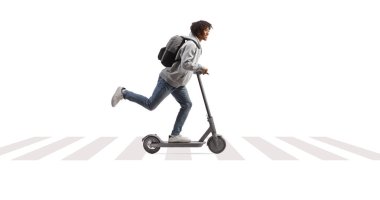 Beyaz arka planda izole edilmiş yaya geçidinde, seçilmiş scooter kullanan Afrikalı Amerikalı bir erkek öğrencinin tam boy profil fotoğrafı.