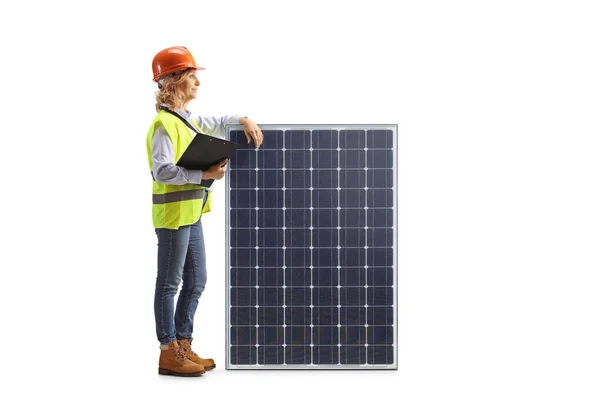 Ingenieurin Lehnt Einem Solarpanel Auf Weißem Hintergrund — Stockfoto
