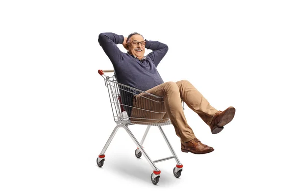 Starší Muž Těší Sedí Uvnitř Nákupního Košíku Izolované Bílém Pozadí — Stock fotografie