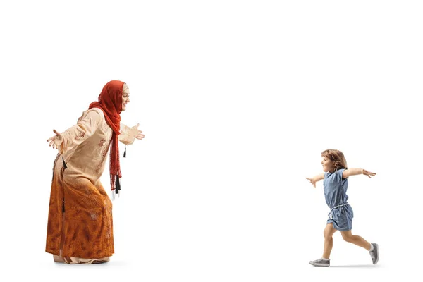 Muslimische Frau Ethnischer Kleidung Wartet Darauf Ein Kleines Mädchen Auf — Stockfoto