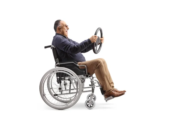 Strzał Pełnej Długości Człowieka Wózku Inwalidzkim Trzymającego Kierownicę Odizolowaną Białym — Zdjęcie stockowe