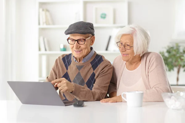 Feliz Pareja Ancianos Sentados Casa Frente Computadora Portátil —  Fotos de Stock