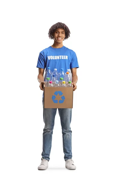 Joven Voluntario Afroamericano Sosteniendo Una Caja Con Botellas Plástico Para —  Fotos de Stock