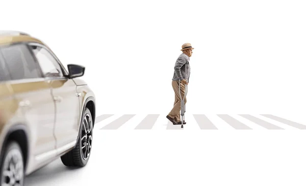 白い背景に隔離された歩行者用ゼブラに松葉杖を持つ高齢者を待っている車 — ストック写真