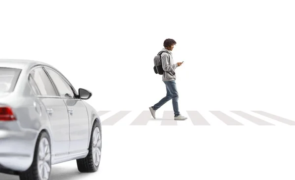 白い背景に隔離された歩行者用交差点で待っているスマートフォンの交差点と車を持つ学生 — ストック写真