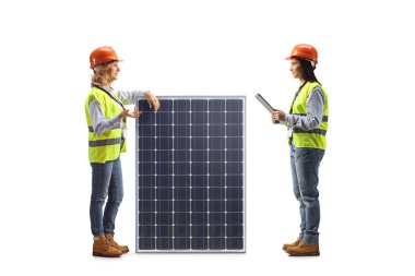 Beyaz arka planda izole edilmiş fotovoltaik paneli olan kadın mühendisler