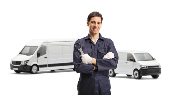 Jonge Werknemer Uniform Met Een Moersleutel Voor Twee Witte Bestelwagens — Stockfoto