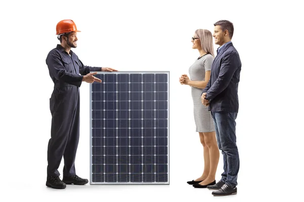Trabajador Fábrica Con Panel Solar Hablando Con Una Joven Pareja —  Fotos de Stock