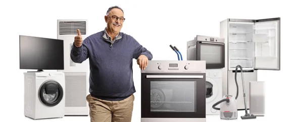 Glimlachende Volwassen Man Met Elektrische Apparaten Leunend Een Oven Gebaren — Stockfoto