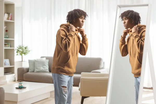 Afrikansk Amerikansk Ung Man Står Framför Spegel Hemma — Stockfoto