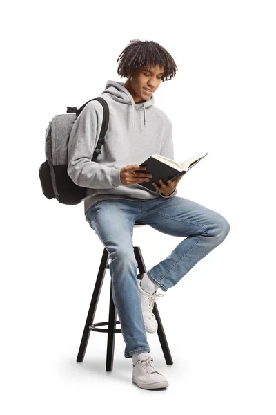 Estudante Afro Americano Com Uma Mochila Sentada Uma Cadeira Lendo — Fotografia de Stock