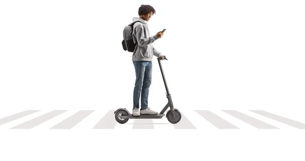 在人行横道上骑电动车和使用白色背景智能手机的非裔美国男性 — 图库照片