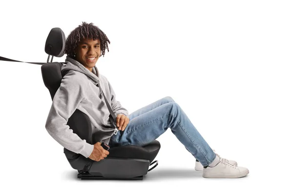 Joven Afroamericano Sentado Asiento Coche Con Cinturón Seguridad Sonriente Aislado — Foto de Stock