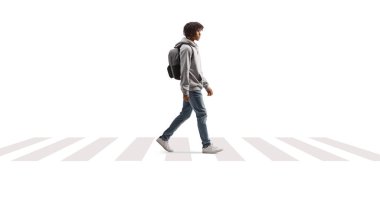 Beyaz arka planda tek başına caddede yürüyen Afrikalı Amerikalı erkek öğrenci.