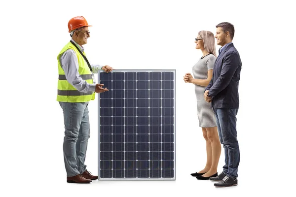 Ingeniero Masculino Hablando Panel Solar Con Una Pareja Aislada Sobre —  Fotos de Stock