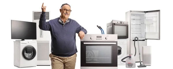 Lächelnder Älterer Mann Mit Elektrogeräten Die Einen Ofen Gelehnt Sind — Stockfoto