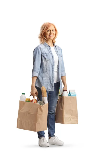 Ganztägiges Porträt Einer Lächelnden Reifen Frau Mit Einkaufstaschen Auf Weißem — Stockfoto