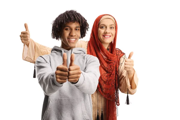 Glada Ung Afrikansk Amerikansk Man Och Ung Muslimsk Kvinna Gestikulerande — Stockfoto