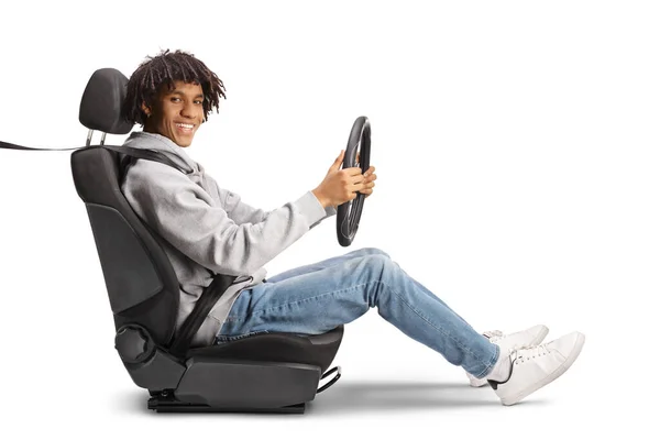 Африканский Американец Сидящий Автомобильном Кресле Держащий Руль Белом Фоне — стоковое фото