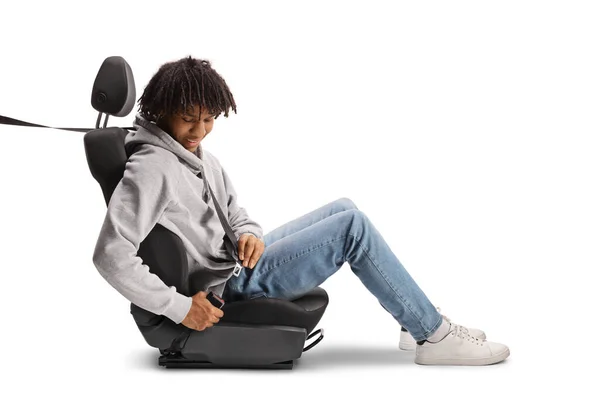 Joven Afroamericano Sentado Sujetando Cinturón Seguridad Aislado Sobre Fondo Blanco — Foto de Stock