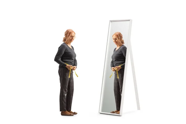 Plná Délka Záběr Zamyšlené Dospělé Ženy Měřící Pas Před Zrcadlem — Stock fotografie