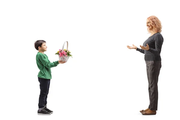 Chlapec Dává Květiny Pro Ženu Izolované Bílém Pozadí — Stock fotografie