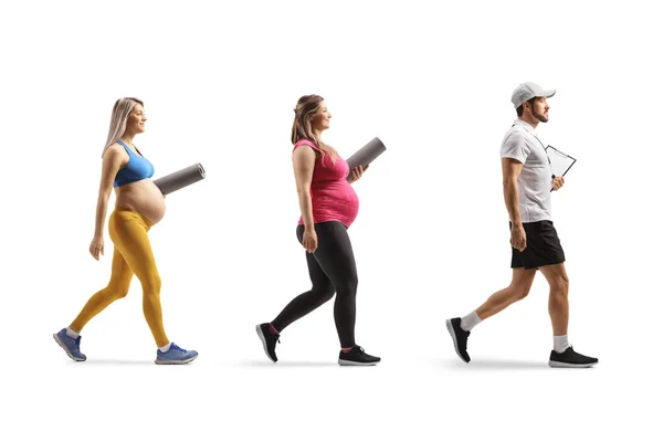 Entrenador Fitness Personal Caminando Con Dos Mujeres Embarazadas Aisladas Sobre — Foto de Stock