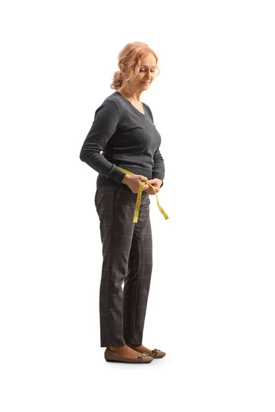 Mulher Madura Medindo Cintura Com Uma Fita Isolada Fundo Branco — Fotografia de Stock