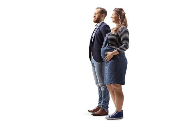 一对站着的夫妇 男人和一个被白色背景隔离的孕妇的全长侧面照片 — 图库照片