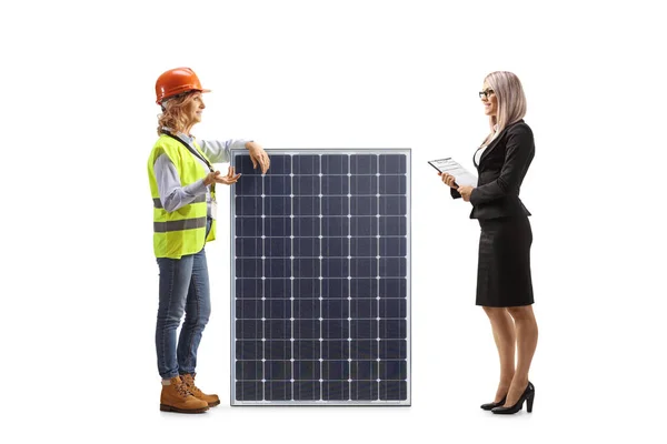 Ingeniera Con Panel Solar Hablando Con Una Empresaria Aislada Sobre —  Fotos de Stock
