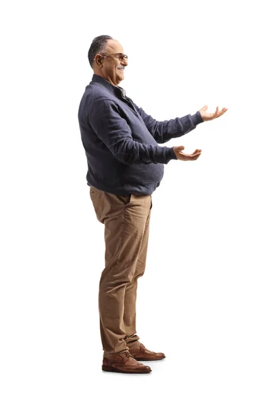 Full Length Shot Ενός Ώριμου Άνδρα Στέκεται Και Gesturing Χέρια — Φωτογραφία Αρχείου