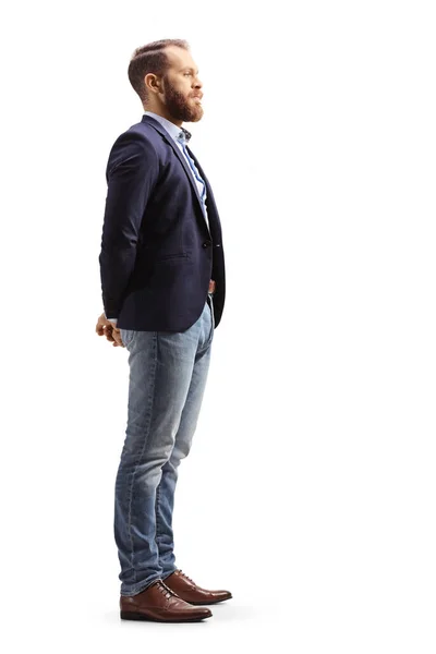 Ung Professionell Man Kostym Och Jeans Väntar Isolerad Vit Bakgrund — Stockfoto