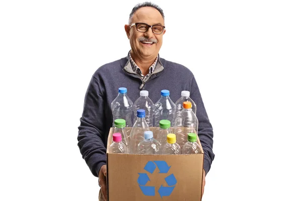 白い背景に隔離されたリサイクルのためのプラスチックボトル付きの箱を保持している陽気な成熟した男 — ストック写真
