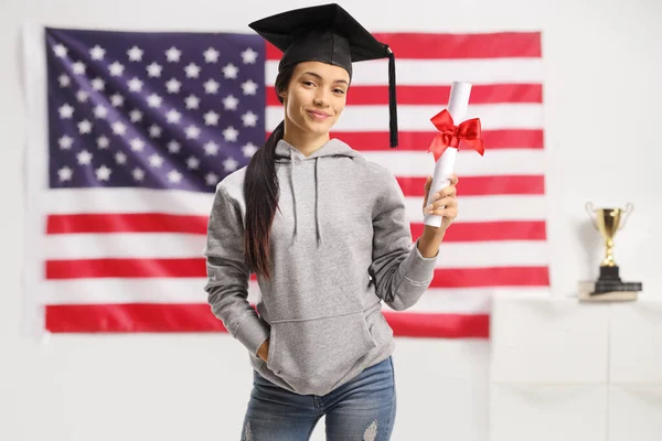 Estudiante Con Sombrero Graduación Sosteniendo Diploma Posando Frente Una Bandera — Foto de Stock