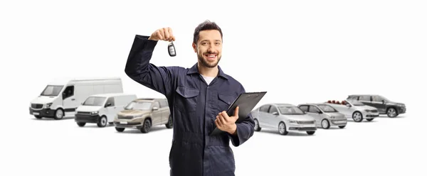Auto Monteur Holding Car Key Voorkant Van Verschillende Geparkeerde Voertuigen — Stockfoto