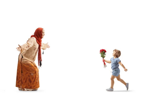 Chica Con Rosas Rojas Corriendo Hacia Una Mujer Musulmana Con — Foto de Stock