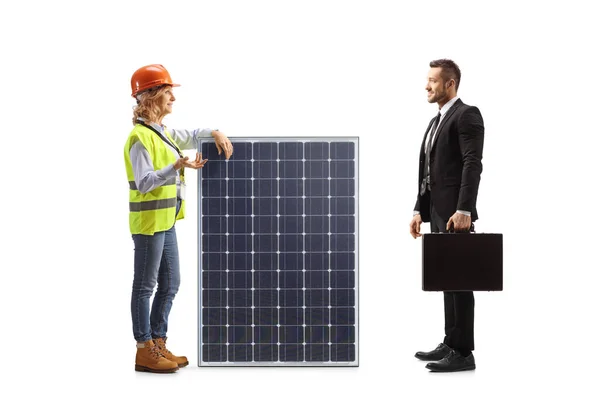 Ingenieurin Mit Solarpaneel Gespräch Mit Einem Geschäftsmann Auf Weißem Hintergrund — Stockfoto
