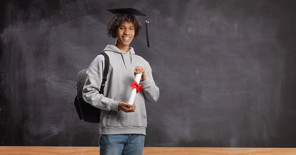 Afrikansk Amerikansk Manlig Student Som Innehar Ett Diplom Och Poserar — Stockfoto