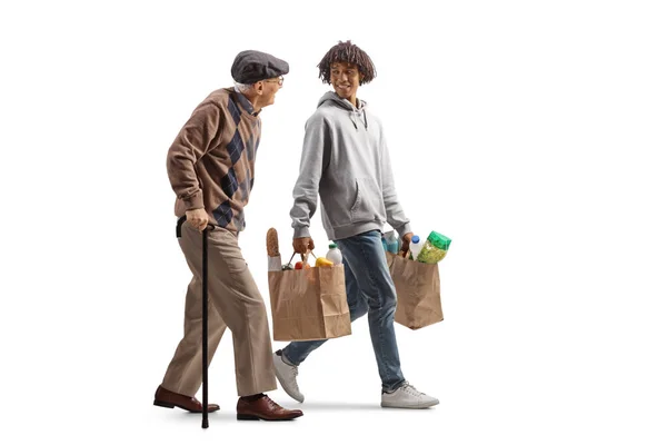 一个拿着手杖走路的老年男子和一个带着白色背景的购物袋的非洲裔美国人的全景照片 — 图库照片