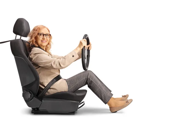 Kypsä Nainen Istuu Auton Istuimella Pitää Ohjauspyörää Eristyksissä Valkoisella Taustalla — kuvapankkivalokuva