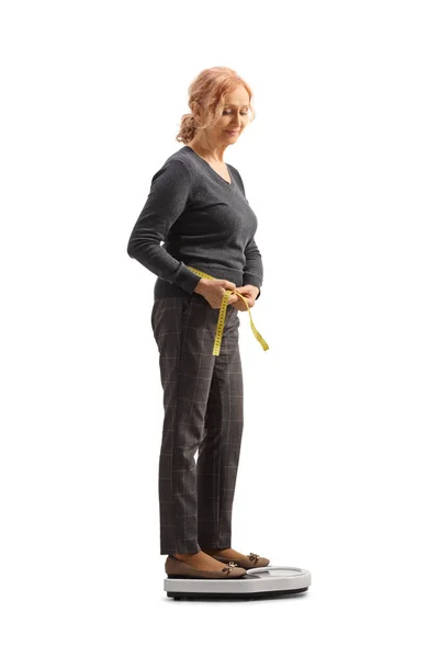 Mulher Madura Medindo Cintura Com Uma Fita Uma Balança Peso — Fotografia de Stock