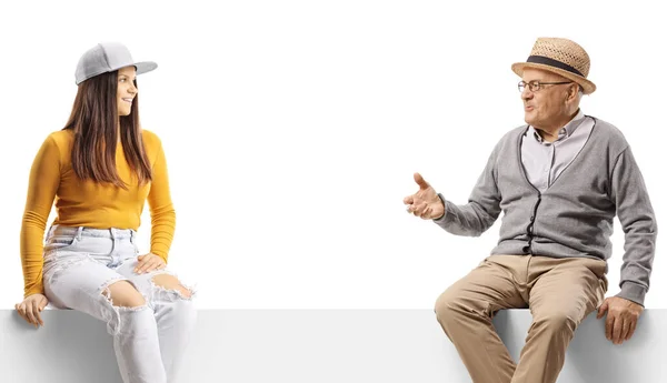 Anciano Hablando Con Una Mujer Gen Sentado Panel Blanco Aislado — Foto de Stock