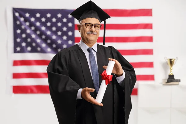 Universitätsdekan Abschlussmantel Mit Diplom Vor Einer Flagge — Stockfoto