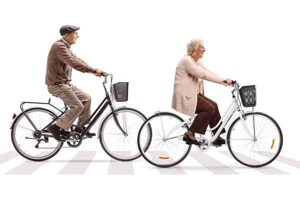 Пожилые Мужчина Женщина Велосипедах Пешеходном Переходе Изолированы Белом Фоне — стоковое фото
