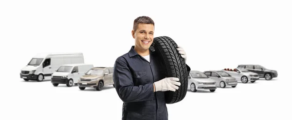 汽车修理工 许多车辆肩负着轮胎 对着被白色背景隔离的相机微笑 — 图库照片