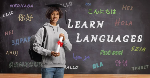 Afrika Kökenli Amerikalı Bir Erkek Öğrenci Diploma Tutuyor Bir Dil — Stok fotoğraf