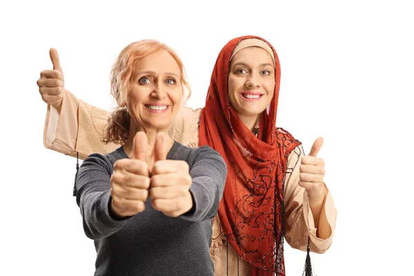 Щаслива Зріла Жінка Показує Великі Пальці Вгору Молода Мусульманка Позує — стокове фото