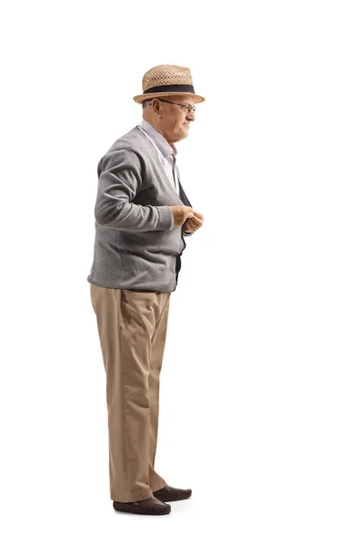 Ganzkörperaufnahme Eines Älteren Herrn Der Seine Strickjacke Isoliert Auf Weißem — Stockfoto