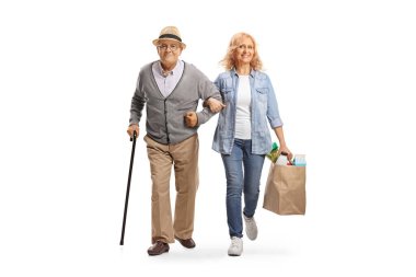 Yaşlı babasına market poşetleriyle yardım eden kadın beyaz arka planda izole edilmiş.